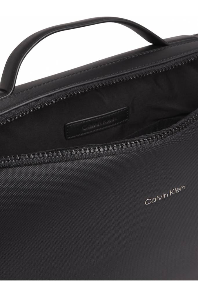 Detal stylizacja męska torba na laptopa pique calvin klein K50K510260