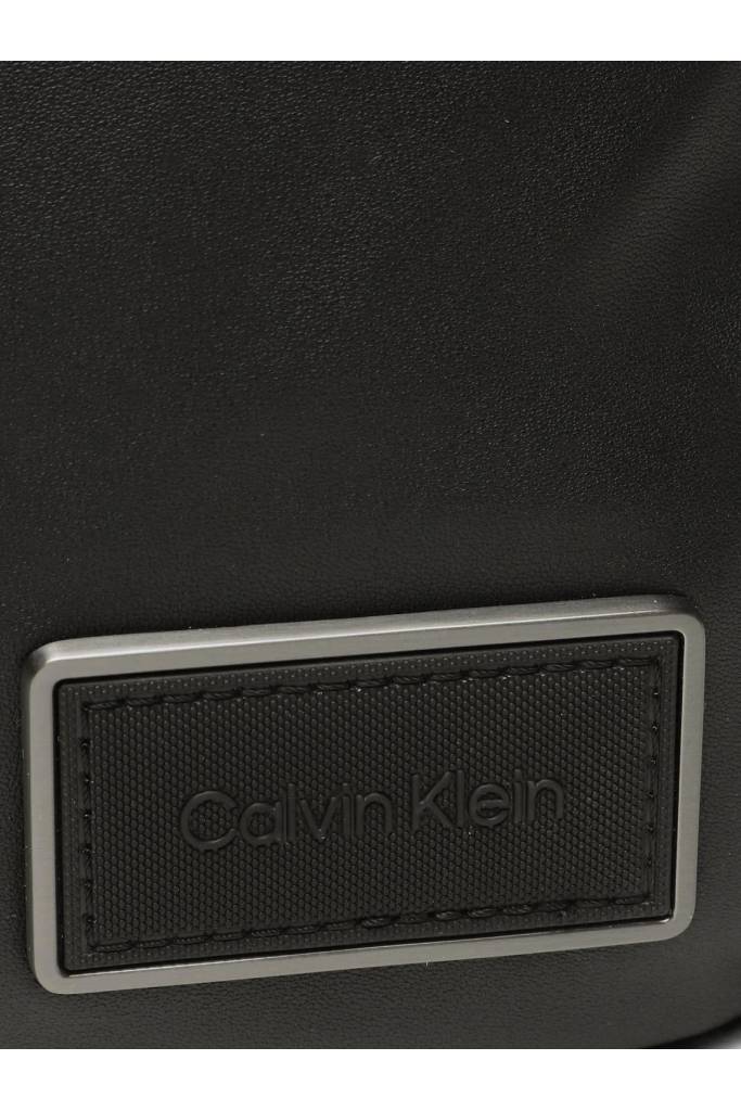 Detal stylizacja męska saszetka elevated calvin klein K50K510286