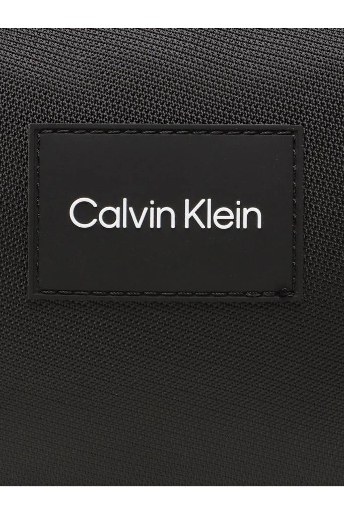 Detal stylizacja męska saszetka na ramię must t calvin klein K50K510259