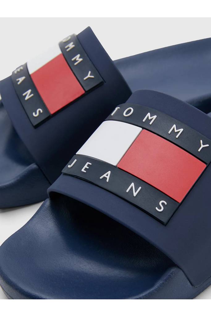 Detal stylizacja damskie klapki flag pool sld ess tommy jeans EN0EN02115