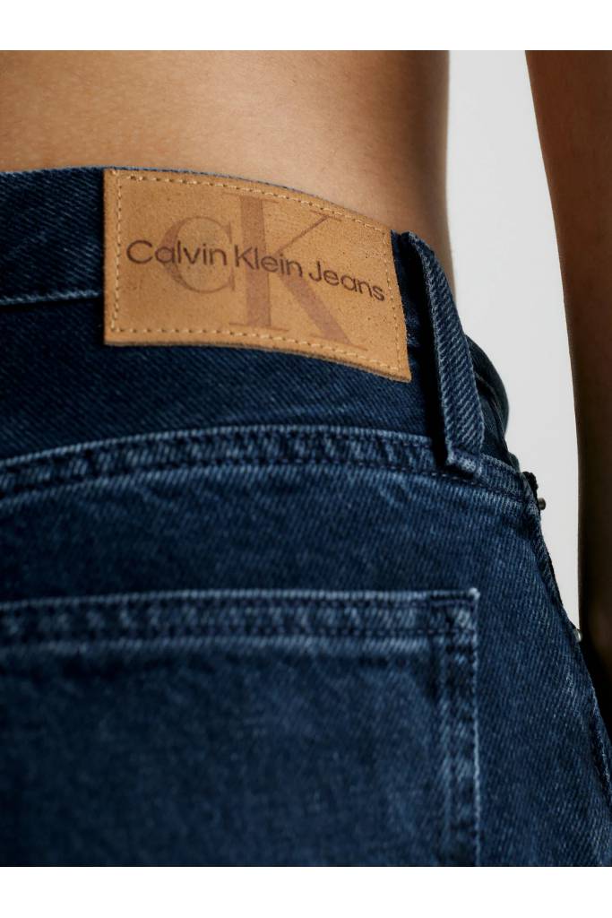 Detal stylizacja damskie jeansy mom calvin klein jeans J20J221786