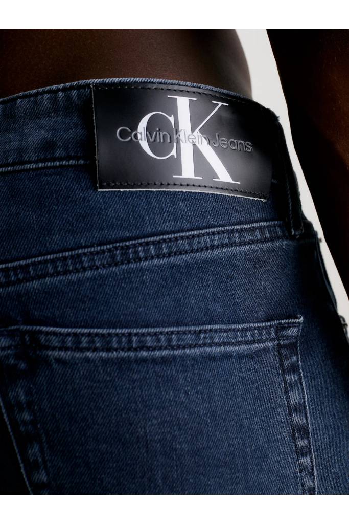 Detal stylizacja męskie jeansy slim taper calvin klein jeans J30J323853