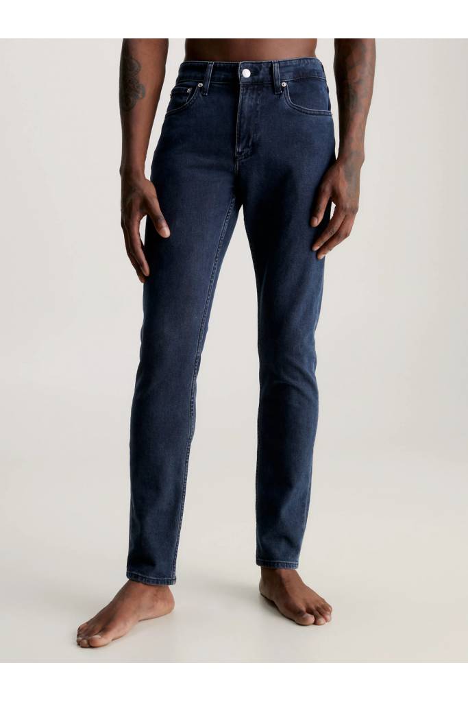 Przód męskie jeansy slim taper calvin klein jeans J30J323853