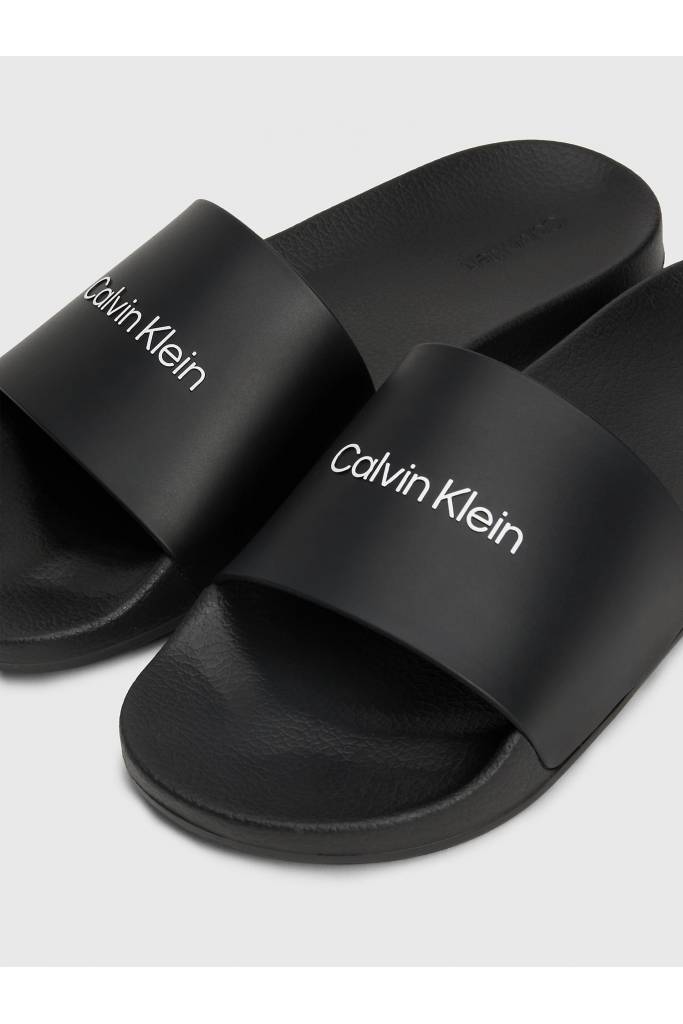 Detal stylizacja męskie klapki pool slide rubber calvin klein HM0HM00455