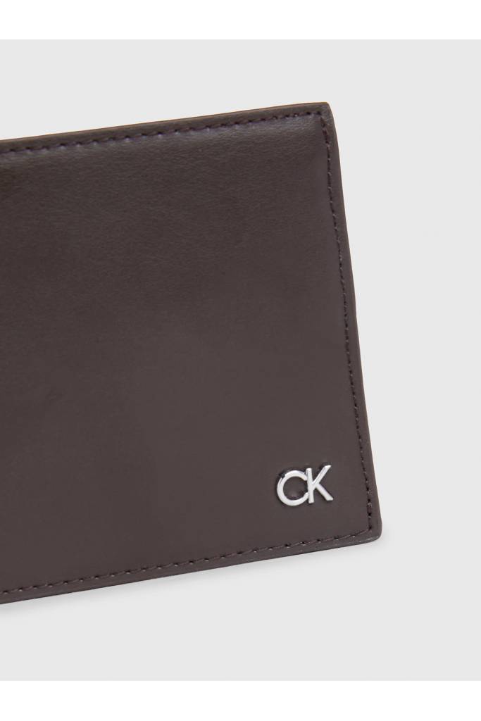 Detal stylizacja męski portfel skórzany metal trifold 10cc calvin klein K50K511689