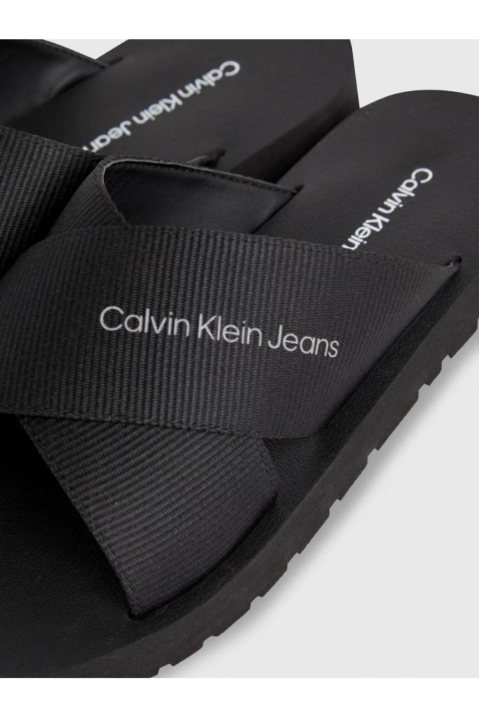 Detal stylizacja męskie klapki cross slipon calvin klein jeans YM0YM00942