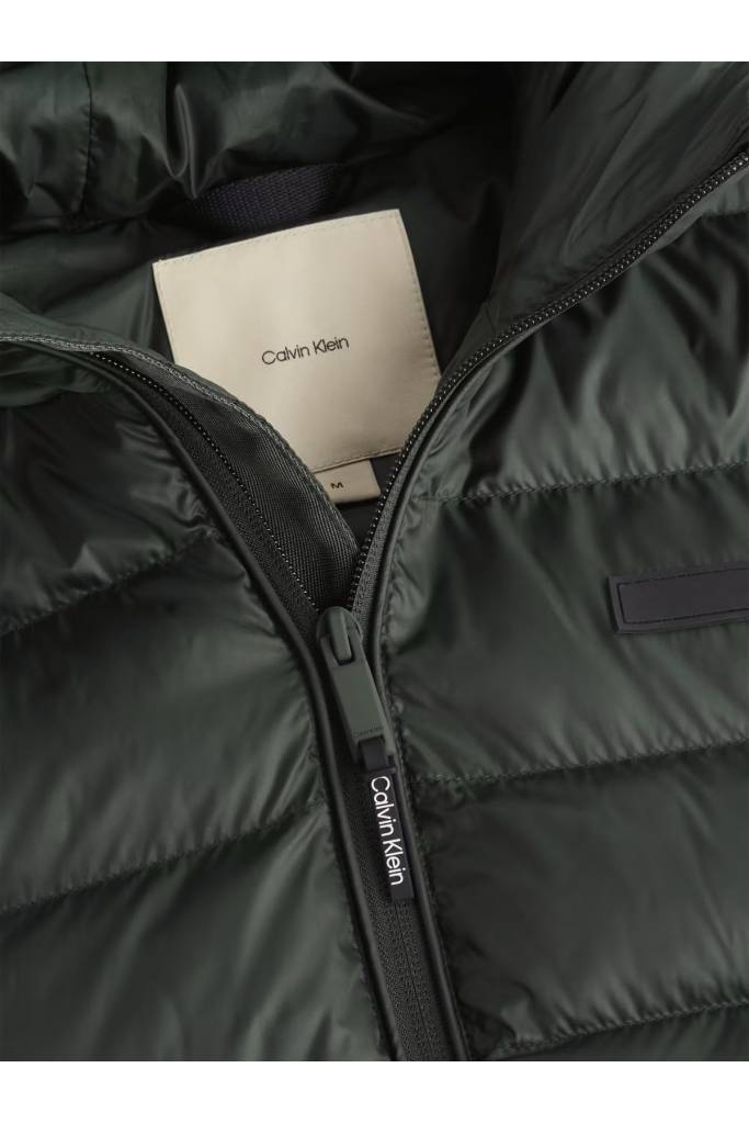 Detal 2 męska kurtka przejściowa z kapturem essentials recycled calvin klein K10K113908