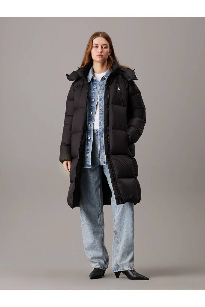 Przód damska kurtka puchowa core essentials down long puffer calvin klein jeans J20J224109