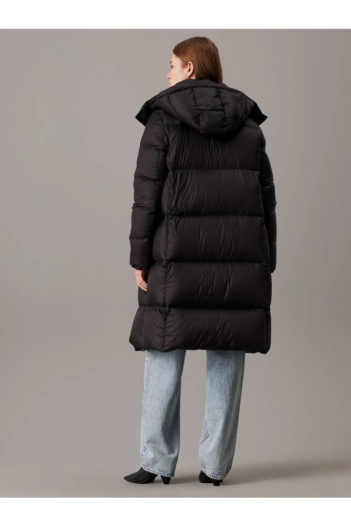 Tył damska kurtka puchowa core essentials down long puffer calvin klein jeans J20J224109