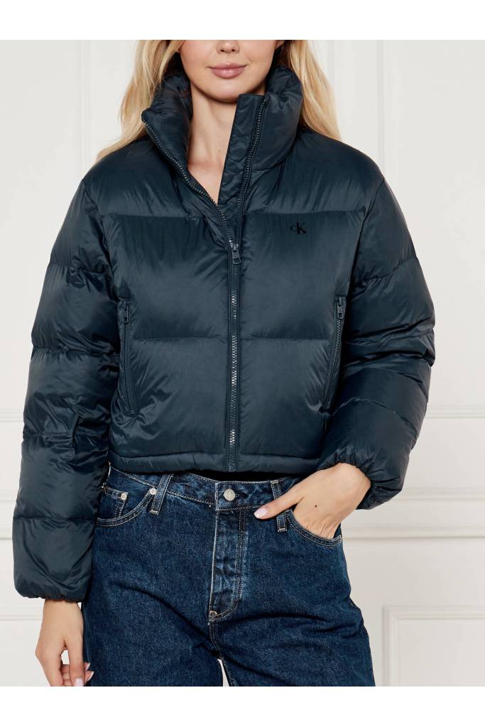 Przód damska kurtka puchowa core essentials down cropped puffer calvin klein jeans J20J223577