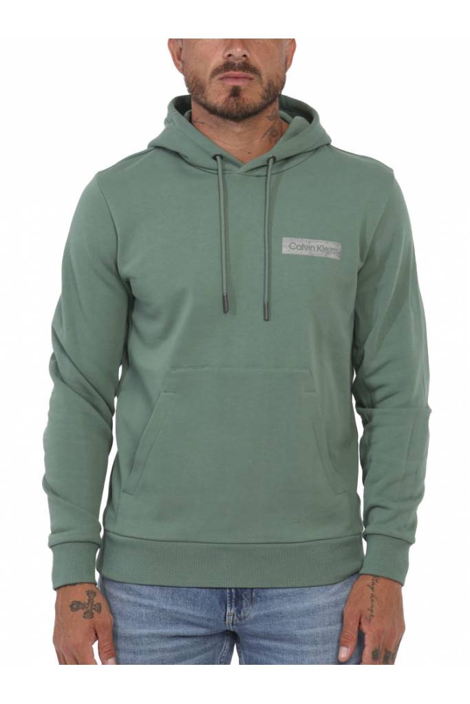 Przód męska bluza z kapturem raised concrete logo hoodie calvin klein K10K113555