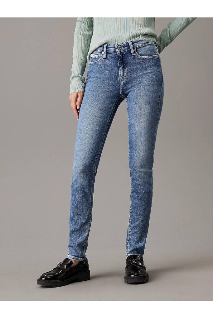 Przód damskie jeansy mid rise skinny calvin klein jeans J20J224022