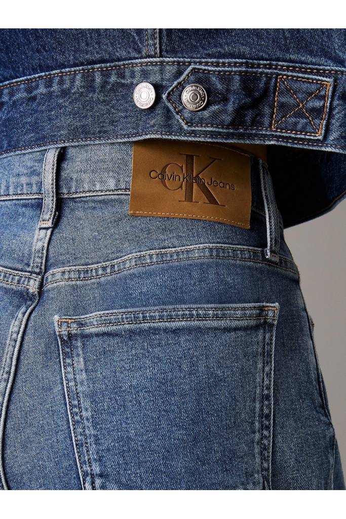 Detal stylizacja damskie jeansy mom jean calvin klein jeans J20J224030