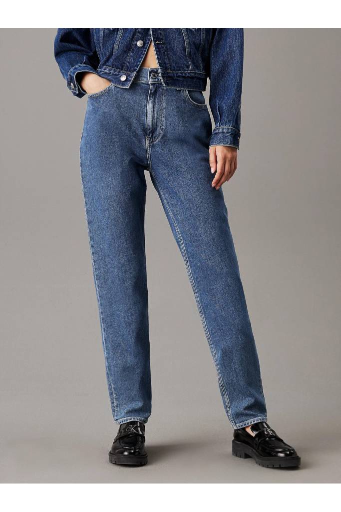 Przód damskie jeansy mom jean calvin klein jeans J20J224030