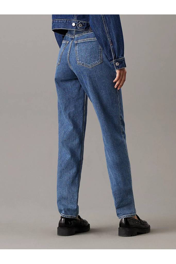 Tył damskie jeansy mom jean calvin klein jeans J20J224030