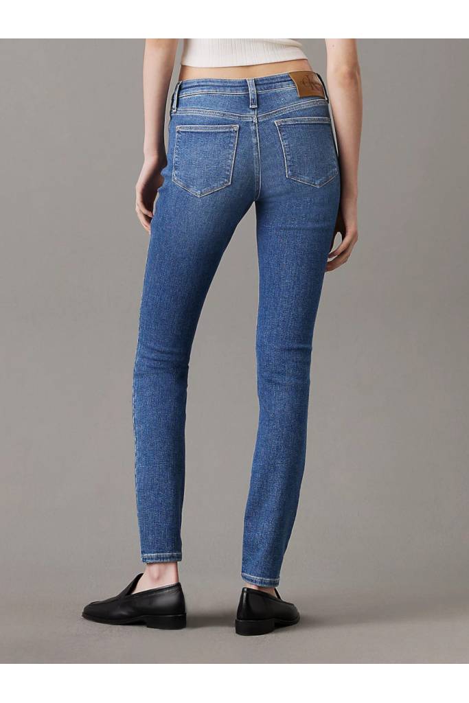 Tył damskie jeansy mid rise skinny calvin klein jeans J20J224488