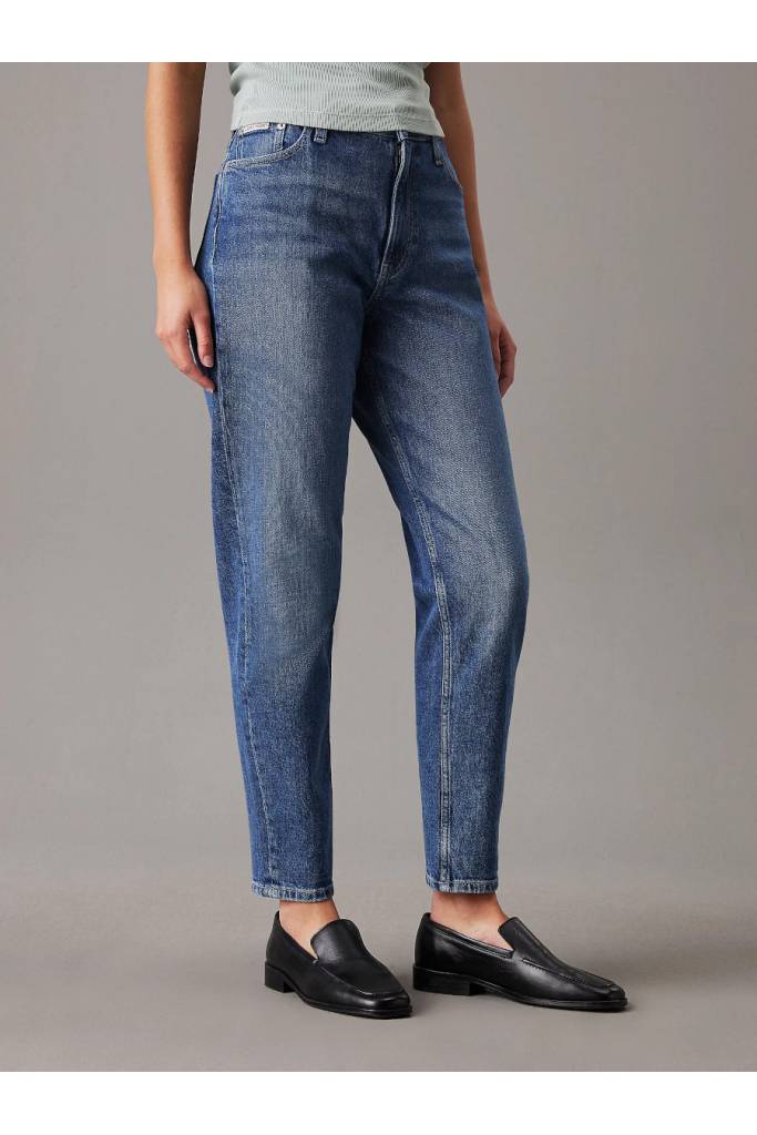 Przód damskie jeansy mom jean calvin klein jeans J20J224514