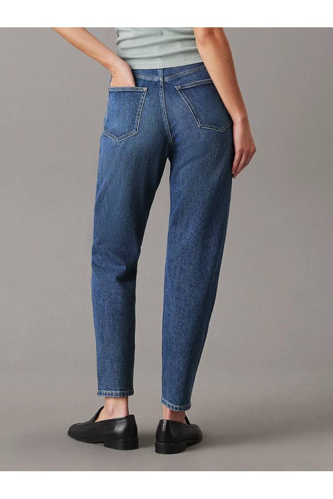 Tył damskie jeansy mom jean calvin klein jeans J20J224514