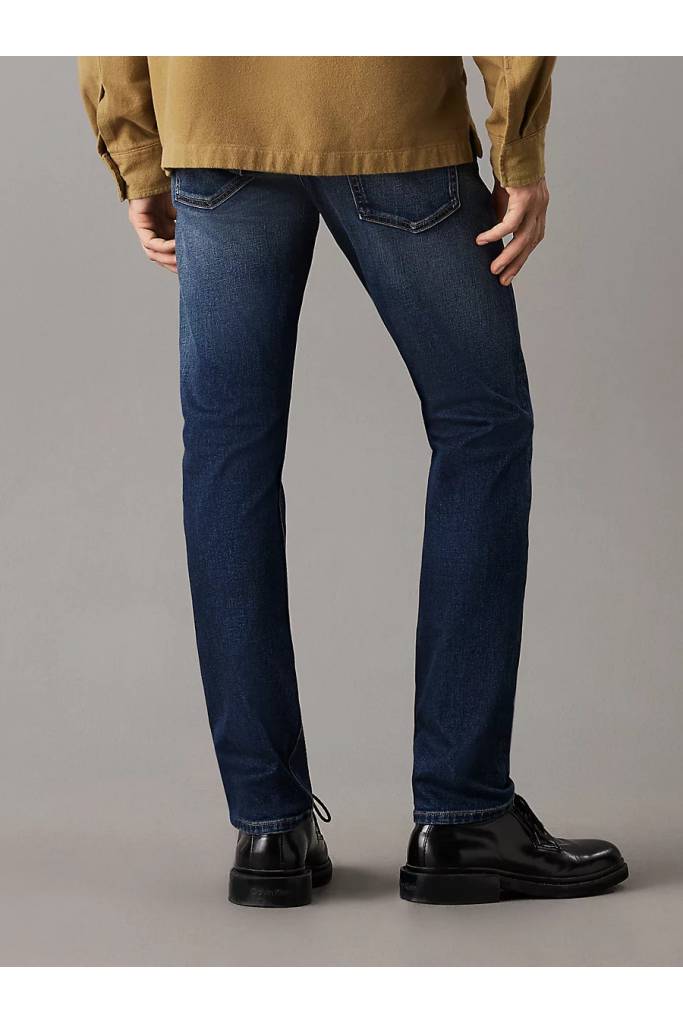 Tył męskie jeansy skinny calvin klein jeans J30J326526