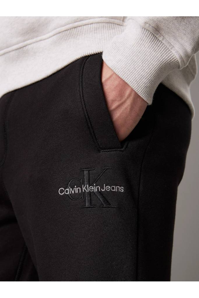 Detal stylizacja męskie spodnie dresowe monologo hwk pant calvin klein jeans J30J325658