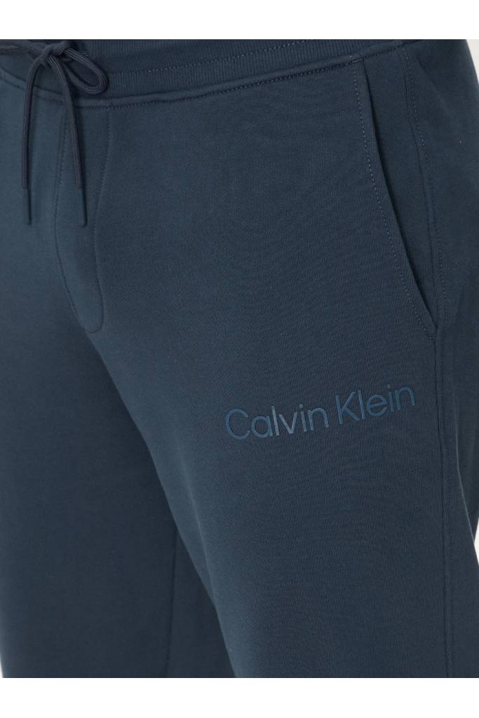 Detal stylizacja męskie spodnie dresowe institutional hwk pant calvin klein jeans J30J326886