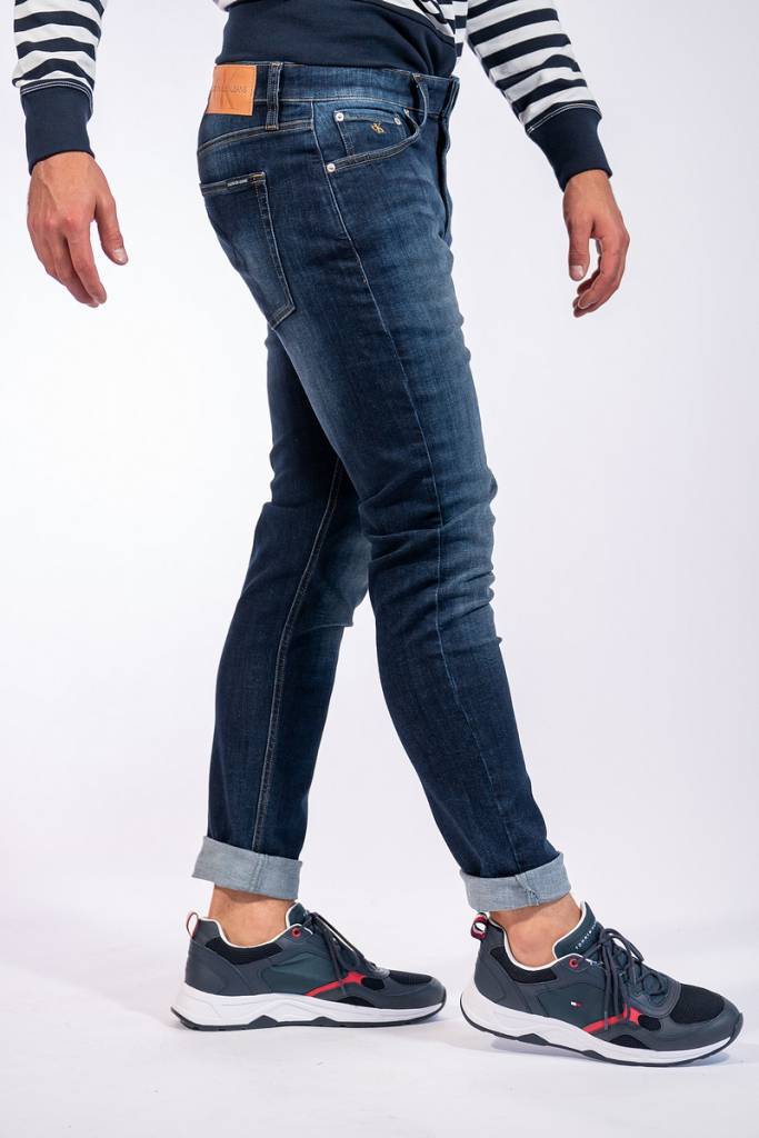 Detal stylizacja calvin klein jeans jeansy slim taper J30J315591 Detal stylizacja calvin klein jeans jeansy slim taper J30J315591