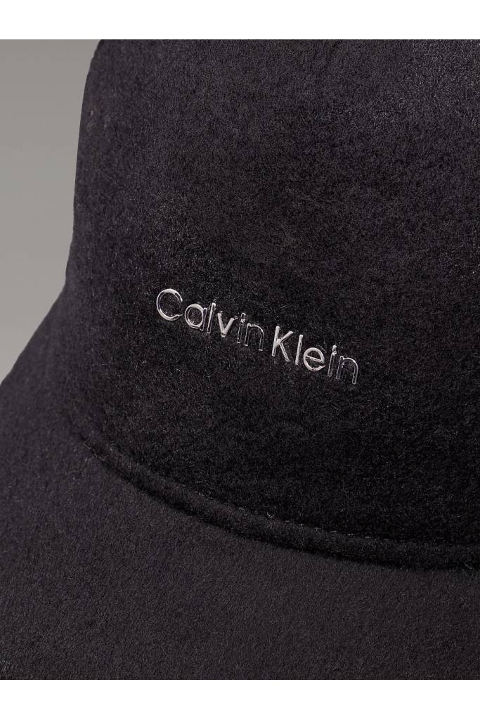 Detal stylizacja damska wełniana czapka z daszkiem metal lettering calvin klein K60K612364