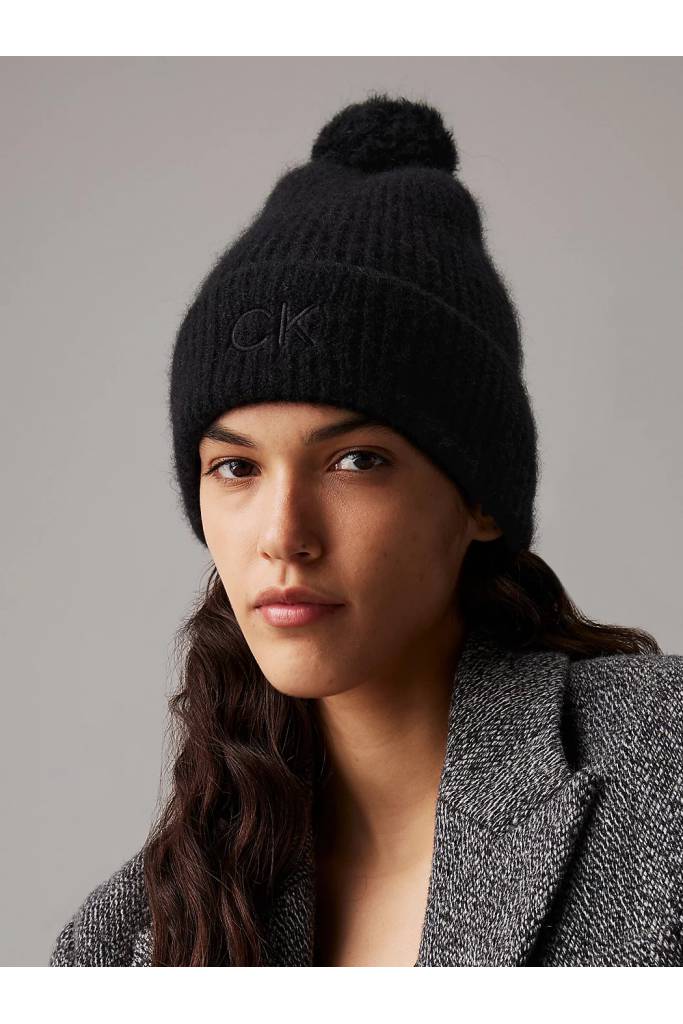 Przód damska czapka zimowa embroidery airy pompom beanie calvin klein K60K612586