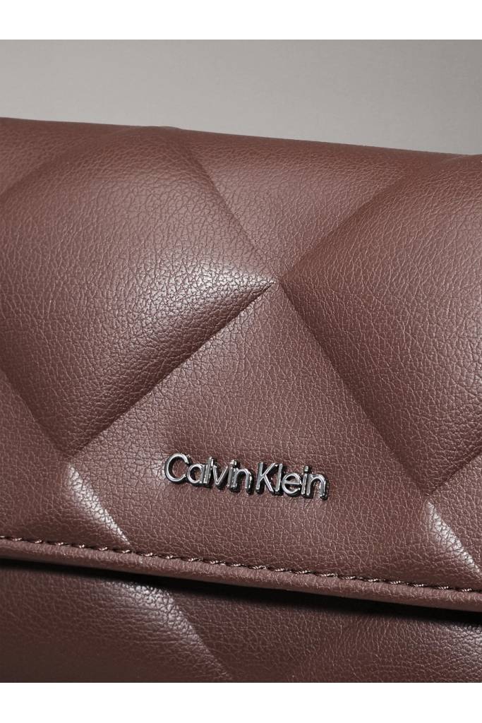 Detal stylizacja damski portfel diamond quilt small trifold calvin klein K60K612898