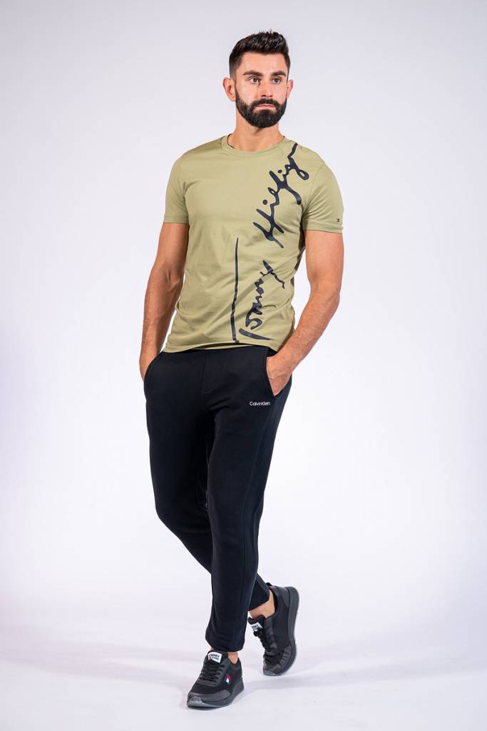 Detal stylizacja calvin klein spodnie dresowe męskie logo embroiery K10K105687 Detal stylizacja calvin klein spodnie dresowe męskie logo embroiery K10K105687