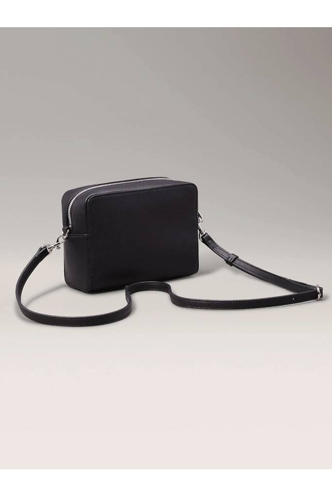 Tył damska torebka minimal monogram camera bag calvin klein jeans K60K612719