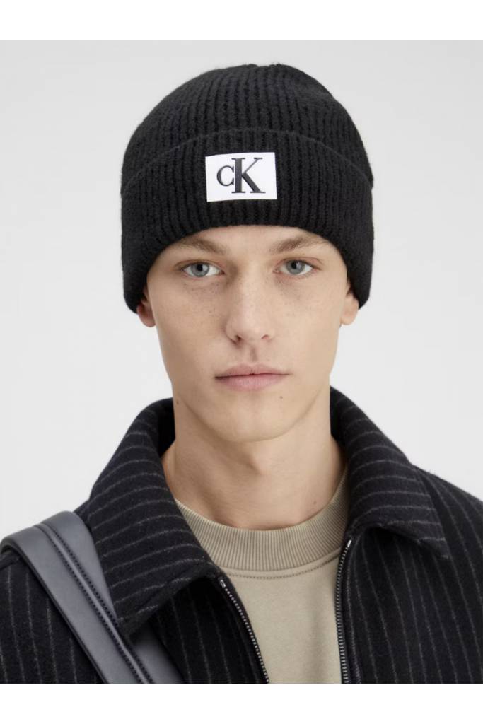 Przód męska czapka zimowa seasonal patch beanie calvin klein jeans K50K512451