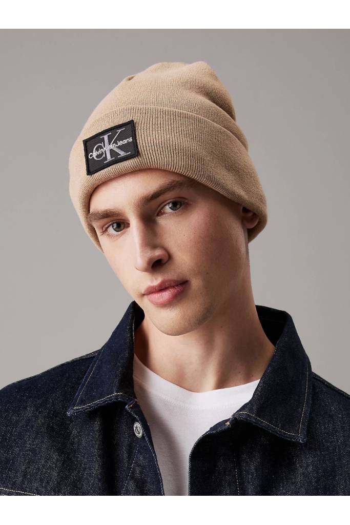 Przód męska czapka zimowa mono logo patch beanie calvin klein jeans K50K512455