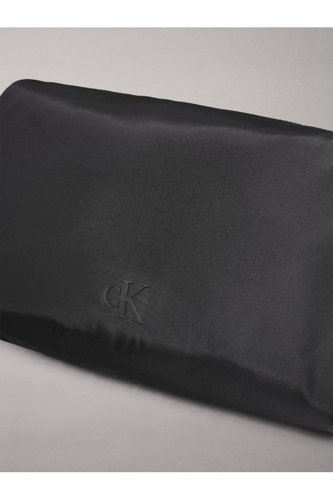 Przód męska kosmetyczka over webbing dopp kit calvin klein jeans K50K512593