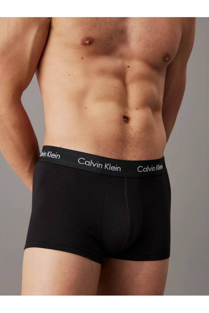 Detal stylizacja męskie bokserki cotton stretch low rise trunk calvin klein 3-pack 0000U2664G