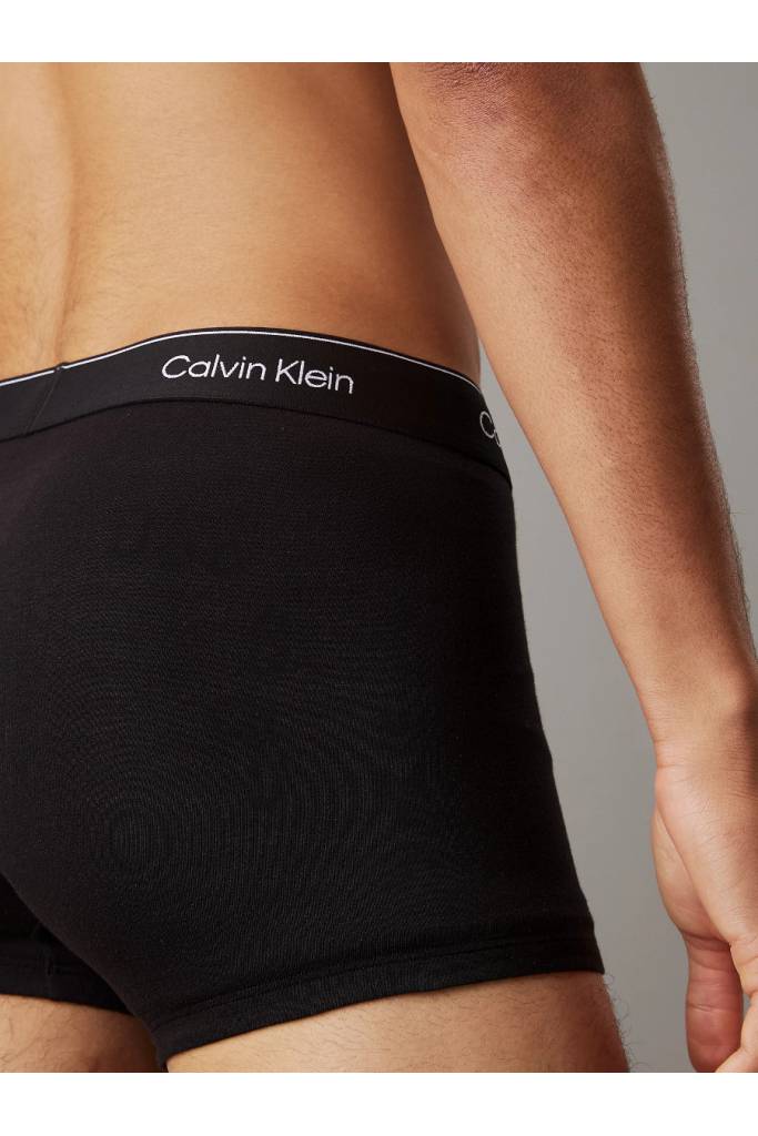 Detal stylizacja męskie bokserki modern ctn stretch trunk calvin klein 3-pack 000NB3963A