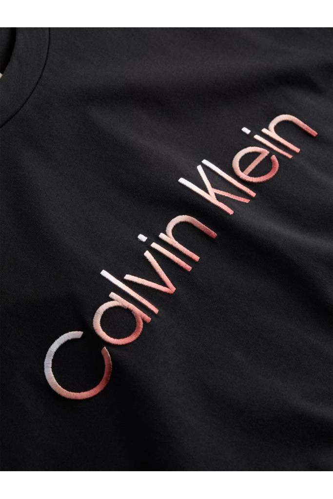 Detal stylizacja męski t-shirt raised ombre embroidery calvin klein K10K114155 Detal stylizacja męski t-shirt raised ombre embroidery calvin klein K10K114155