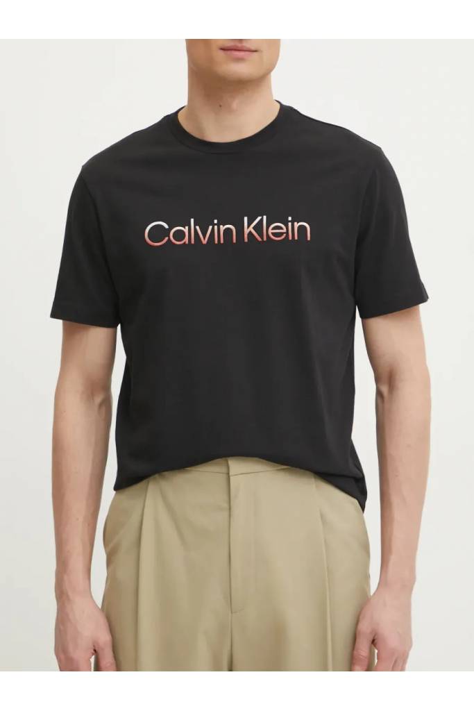 Przód męski t-shirt raised ombre embroidery calvin klein K10K114155 Przód męski t-shirt raised ombre embroidery calvin klein K10K114155