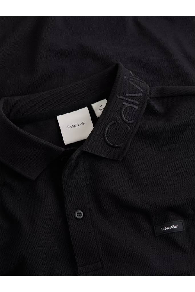 Detal stylizacja męskie polo stretch pique logo collar calvin klein K10K114474 Detal stylizacja męskie polo stretch pique logo collar calvin klein K10K114474