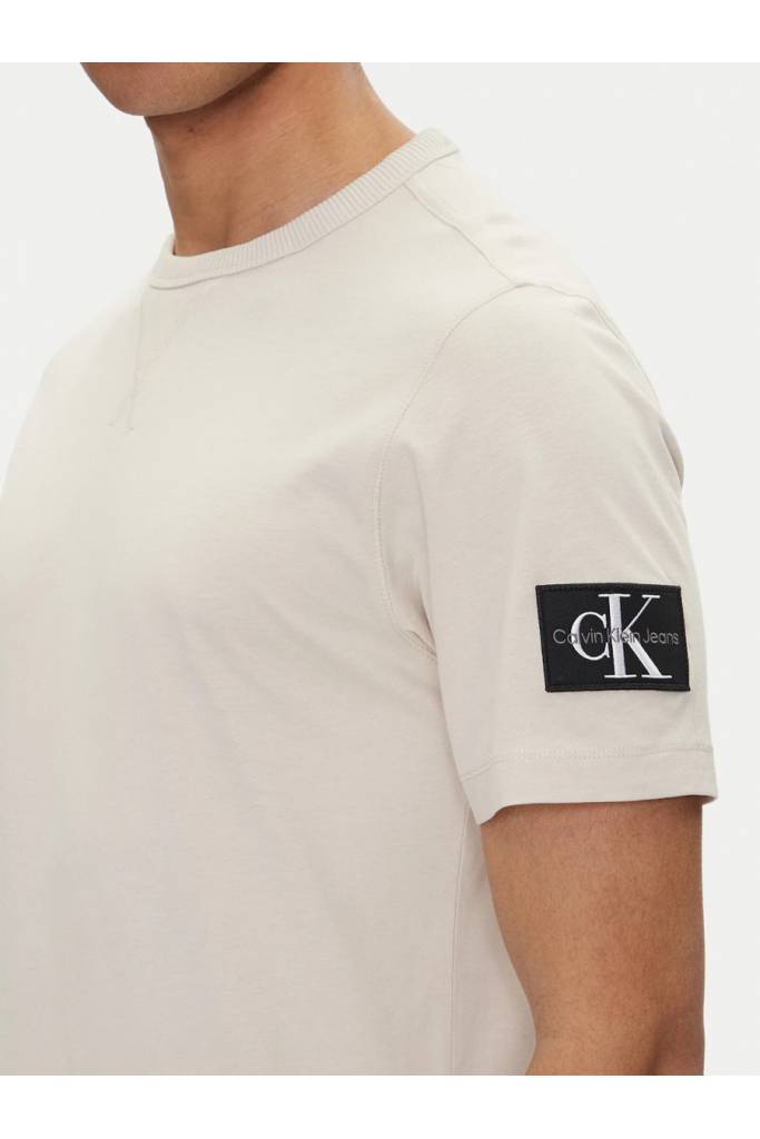 Detal stylizacja męski t-shirt badge calvin klein jeans J30J323484 Detal stylizacja męski t-shirt badge calvin klein jeans J30J323484