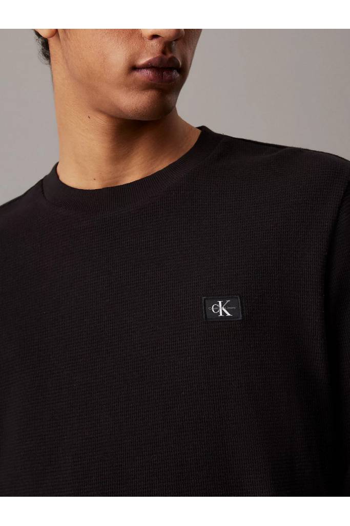 Detal stylizacja męski longsleeve woven label waffle calvin klein jeans J30J327117 Detal stylizacja męski longsleeve woven label waffle calvin klein jeans J30J327117
