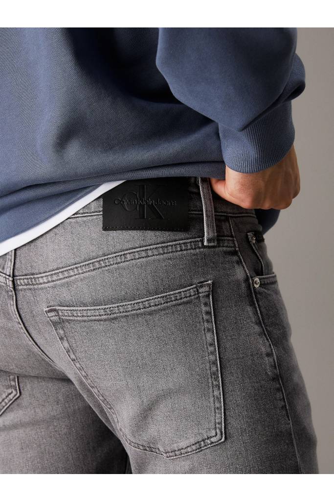 Detal stylizacja męskie jeansy slim calvin klein jeans J30J327157