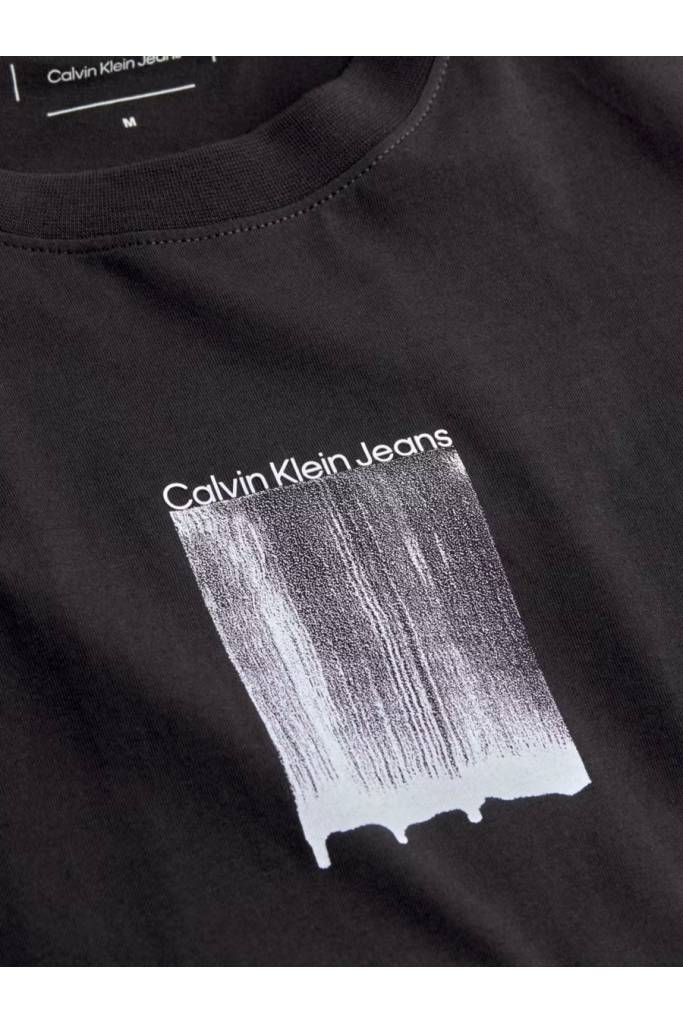 Detal stylizacja męski t-shirt brush stroke graphic calvin klein jeans J30J327522 Detal stylizacja męski t-shirt brush stroke graphic calvin klein jeans J30J327522
