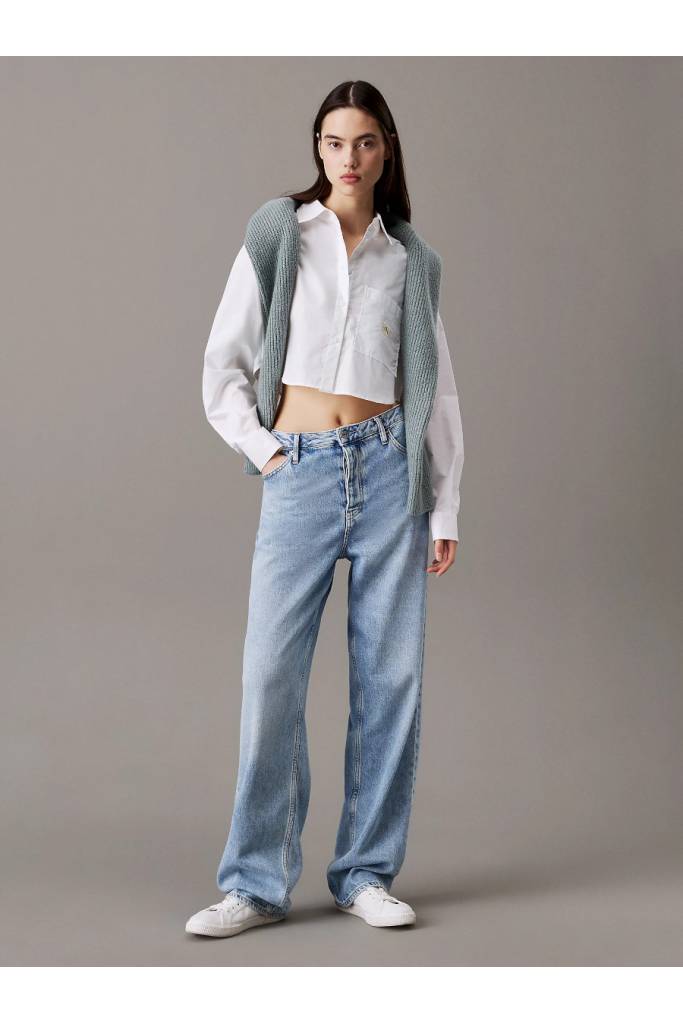 Detal stylizacja damska koszula krótka woven label cropped calvin klein jeans J20J225078 Detal stylizacja damska koszula krótka woven label cropped calvin klein jeans J20J225078