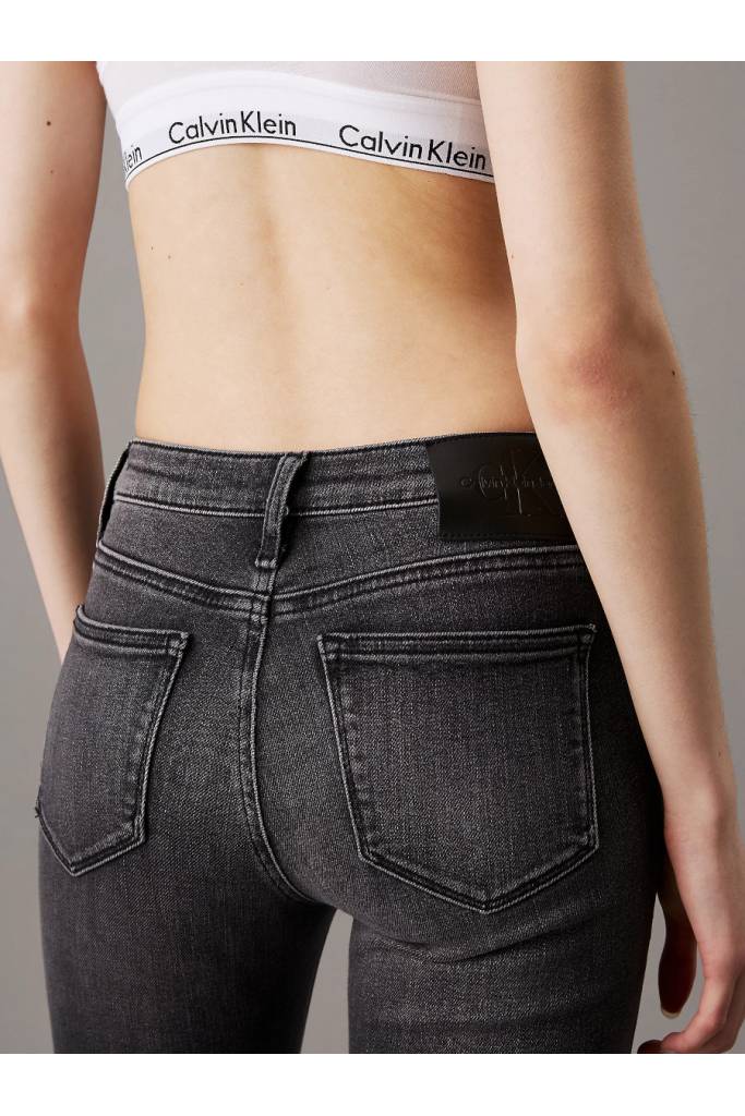 Detal 3 damskie jeansy mid rise skinny calvin klein jeans J20J225114 Detal 3 damskie jeansy mid rise skinny calvin klein jeans J20J225114
