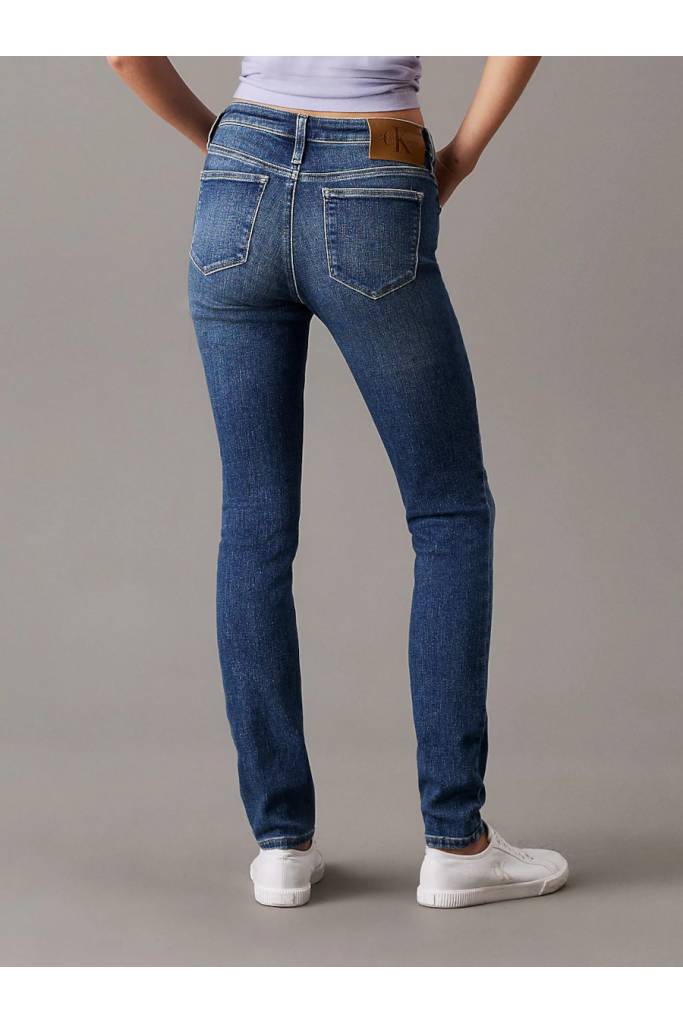 Tył damskie jeansy mid rise skinny calvin klein jeans J20J225121 Tył damskie jeansy mid rise skinny calvin klein jeans J20J225121