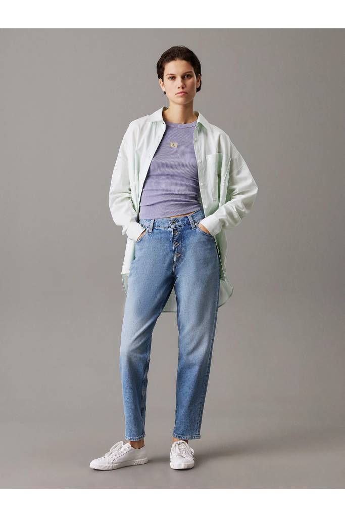 Detal stylizacja damskie jeansy mom jean calvin klein jeans J20J225148 Detal stylizacja damskie jeansy mom jean calvin klein jeans J20J225148