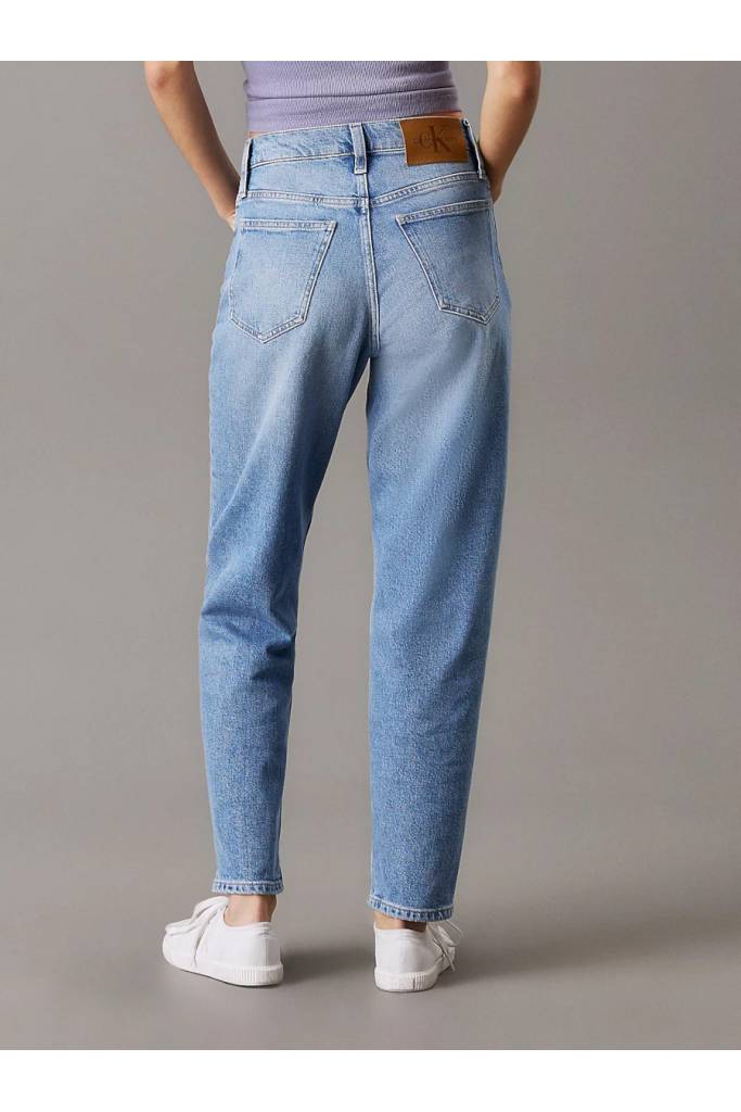 Tył damskie jeansy mom jean calvin klein jeans J20J225148 Tył damskie jeansy mom jean calvin klein jeans J20J225148