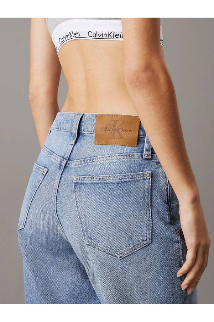 Detal 3 damskie jeansy mom jean calvin klein jeans J20J225148 Detal 3 damskie jeansy mom jean calvin klein jeans J20J225148