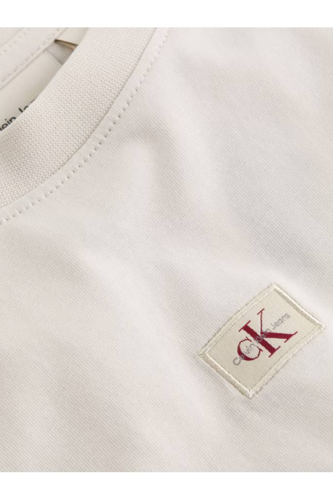 Detal stylizacja damski t-shirt woven label regular calvin klein jeans J20J225243 Detal stylizacja damski t-shirt woven label regular calvin klein jeans J20J225243